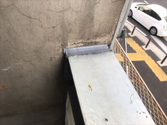 笠木と外壁の間もシーリングで補修