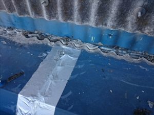 雨押え板金を立ち上げる為に外壁をカットしました