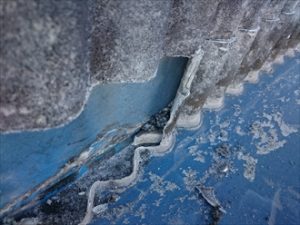 板金を立ち上げるため外壁をカット