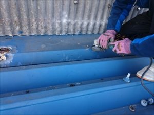 既存の雨押え板金の上に新しい雨押えを被せます