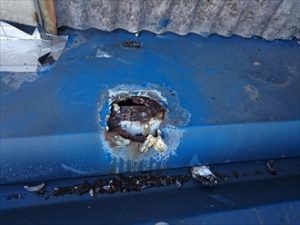 穴が開いた雨押え板金