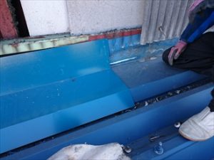 予想外の所にボルトがとめてあった為一部外壁を剥がして雨押え板金を取り付け