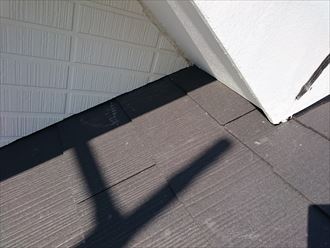 防水紙の上からスレートで葺きます