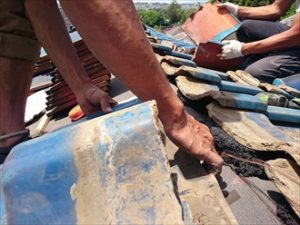 下地の歪みなどでピタッとハマらない場合は南蛮漆喰で高さを調整