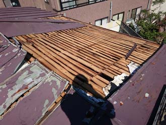 野地板が露わになっており雨漏りを起こしていました