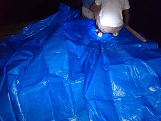 ブルーシートで破損した屋根を養生