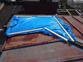 雨漏りを起こしていた部分にはブルーシートが掛けられていました