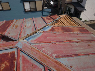 トタン屋根には破損している部分もありました