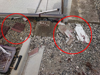 落下したセメント瓦が破損