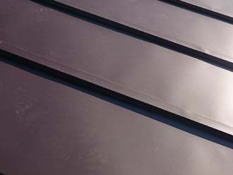 心木を設置したらガルバリウム鋼板で包み固定する