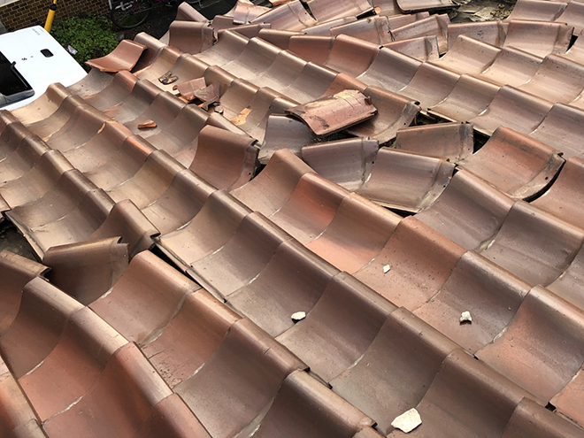 吹田市で土葺き瓦が風で捲れ雨漏り発生、葺き替えをご提案