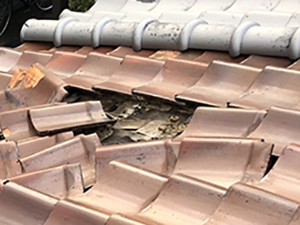 剥がれた瓦から見える杉皮