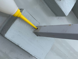 手すりのネジ穴をコーキングで埋める