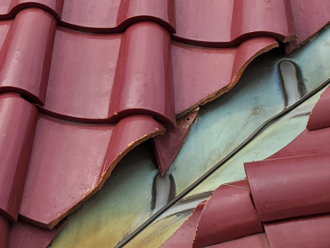 小金井市貫井北町の棟瓦漆喰剥がれによる雨漏り