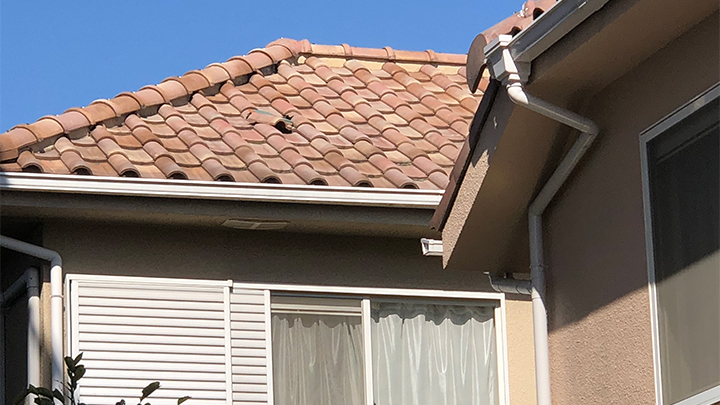 吹田市で洋風の粘土瓦の破損、雨漏りの心配から現場調査です