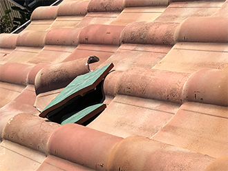 破損した粘土瓦の拡大画像