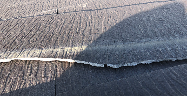 割れてずれたスレート屋根