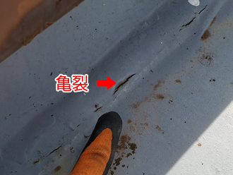 港区白金台の賃貸物件、陸屋根の床に亀裂が発生し雨漏り