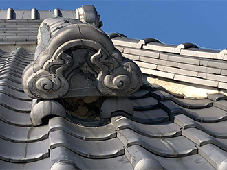 葺き土が漏れ出た降り鬼