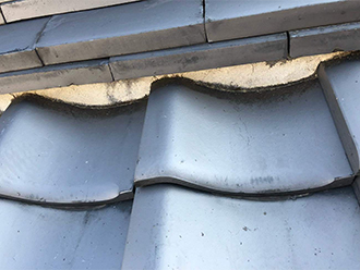 熨斗瓦の下の漆喰に無数のヒビ