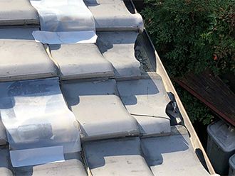 割れた瓦も無数の散見