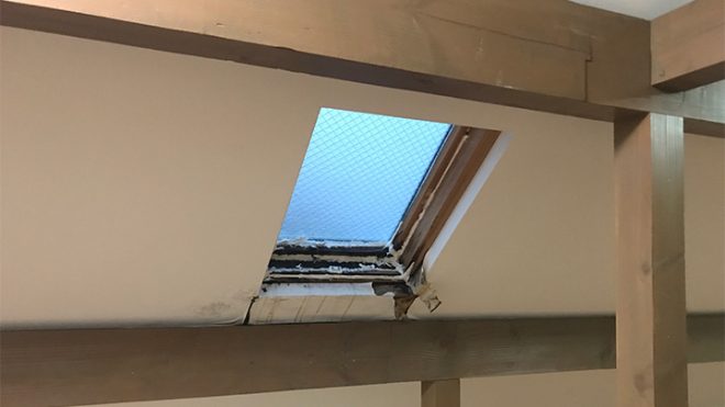 吹田市で天窓から雨漏り、DIYで改善せずサッシからも雨水が浸入