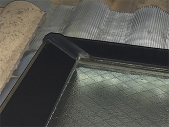 劣化のみえる天窓のシーリング