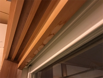 窓枠には雨染みの跡