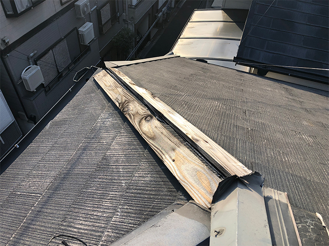 吹田市でスレート屋根の棟板金が飛散、雨漏り前の修復希望です
