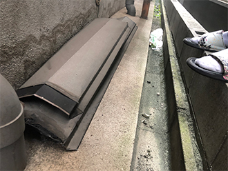 落下した棟板金