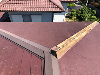 板金の外れた棟