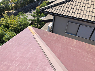 途中から板金の外れた棟