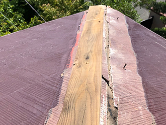 欠けた貫板の跡に残された釘