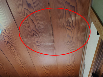 天井に雨漏りのシミがある