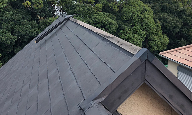 吹田市で棟板金が強風でねじ曲がり一部は落下、雨漏りの危険性が！