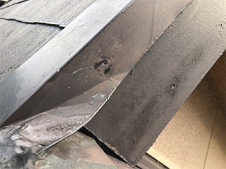 釘の浮きかけた板金