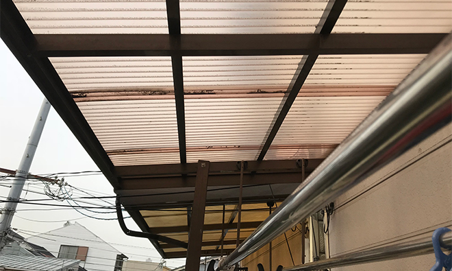 劣化したベランダの波板