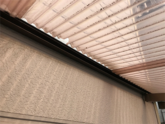 歪んだ塩ビ製の波板