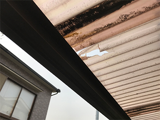 吹田市でベランダ波板から雨漏り、劣化が激しく穴や歪みも確認