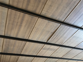 雨水で歪んだ天井の板
