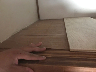 屋根裏では他の板も雨水で歪み