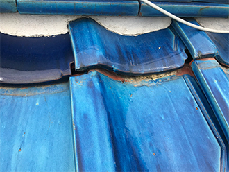 吹田市で天井から雨漏り、原因は屋根の上の瓦のズレでした