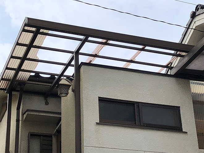 吹田市でベランダ波板の破損、下のお部屋で雨漏り発生です！