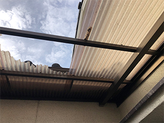 劣化のひどい塩ビ波板