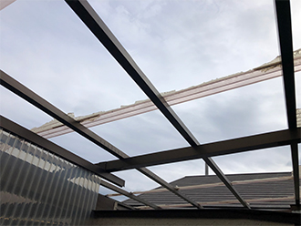 骨組みしか残っていないベランダの屋根