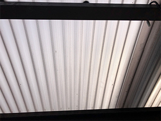 劣化し変色した波板