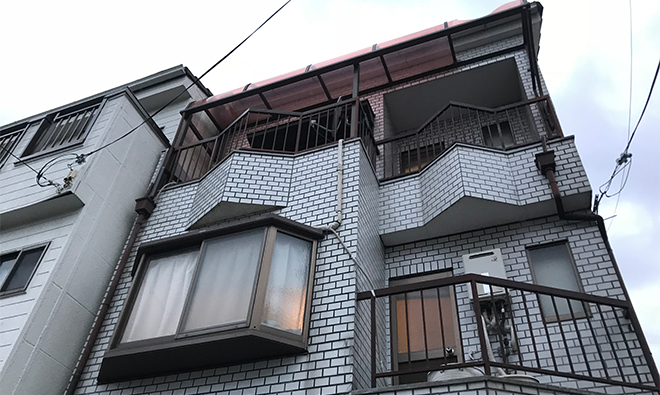 吹田市で天井から雨漏り、原因はベランダ屋根の破損と防水層の劣化