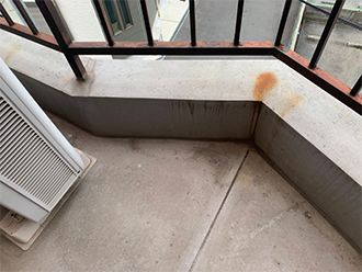 鉄柵も錆びているベランダ