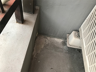 表面が荒れたベランダ床面