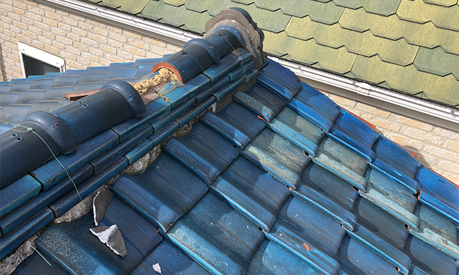 吹田市で瓦屋根の棟瓦のズレに漆喰の剥がれ、雨漏りに直結する危険が